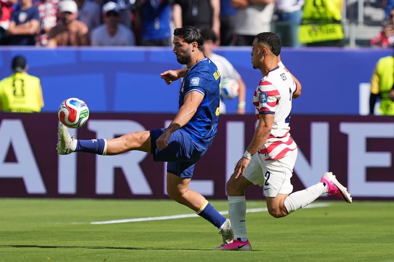 El bosnio Sead Kolasinac (5) golpea el balón bajo la presión del estadounidense Sergiño Dest (2) durante el partido de dieciseisavos de final de la Copa del Mundo entre Estados Unidos y Bosnia en Santa Clara, California, cerca de San Francisco, el miércoles 1 de julio de 2026.