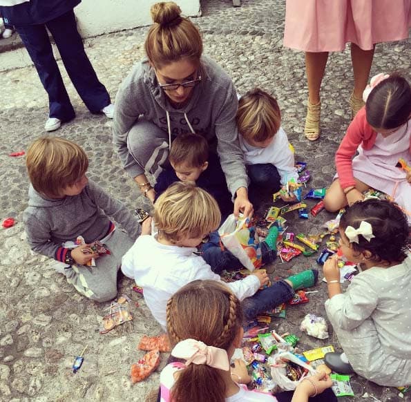La linda tía Galilea ayudando a recoger dulces de la piñata.