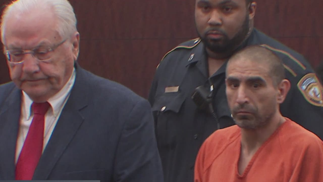 Robert Solis, de 47 años de edad, fue acusado por la muert del oficial. El hispano estuvo en la cárcel por un caso de asalto agravado en 2002 y salió bajo libertad condicional en 2014.