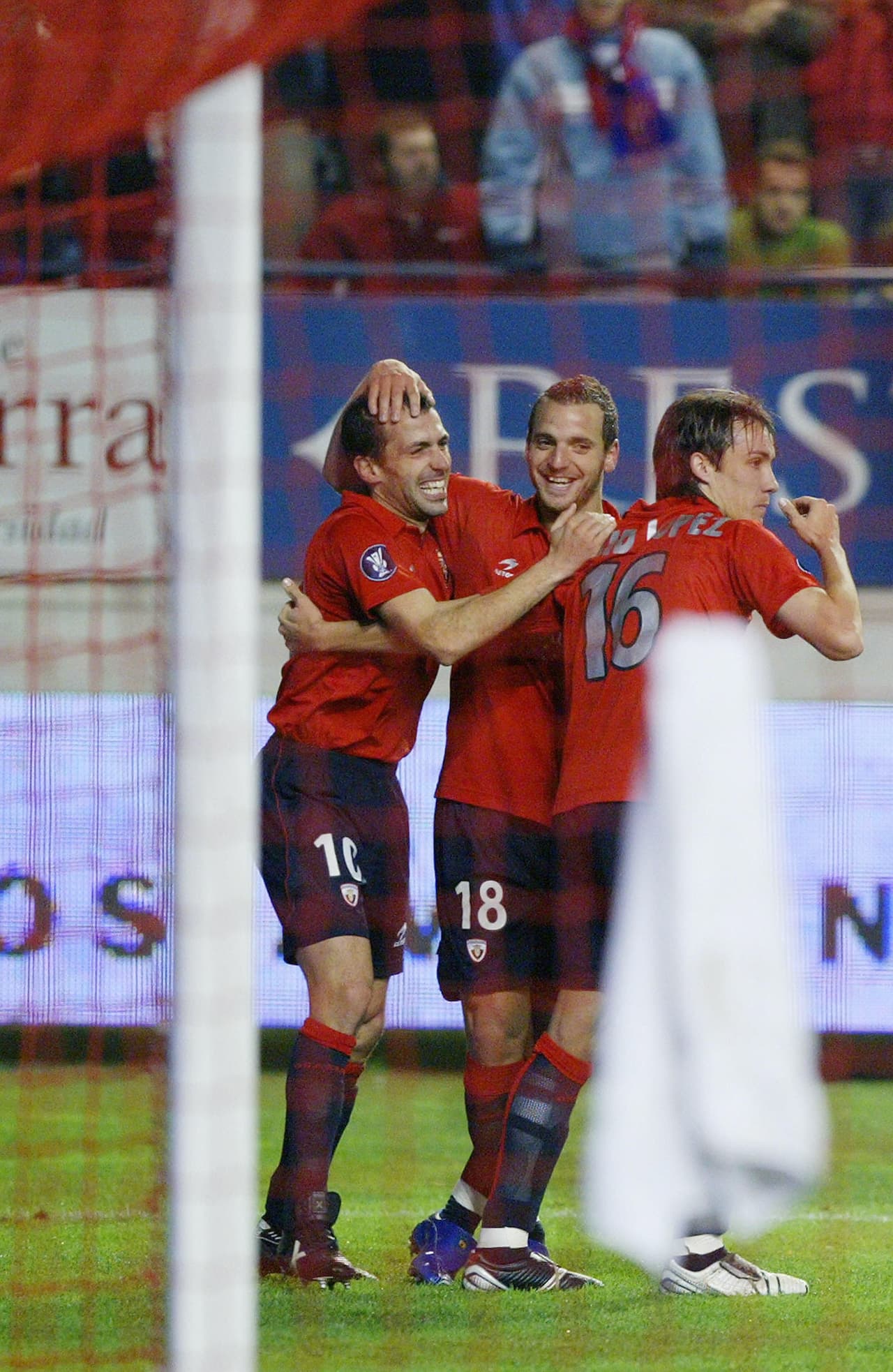 El Osasuna cayó en la ronda previa de la Champions ante el Hamburgo (Aguirre ya se había marchado al Atlético de Madrid). Pero dejó una escuadra bien armada para disputar nuevamente la Copa de la Uefa.