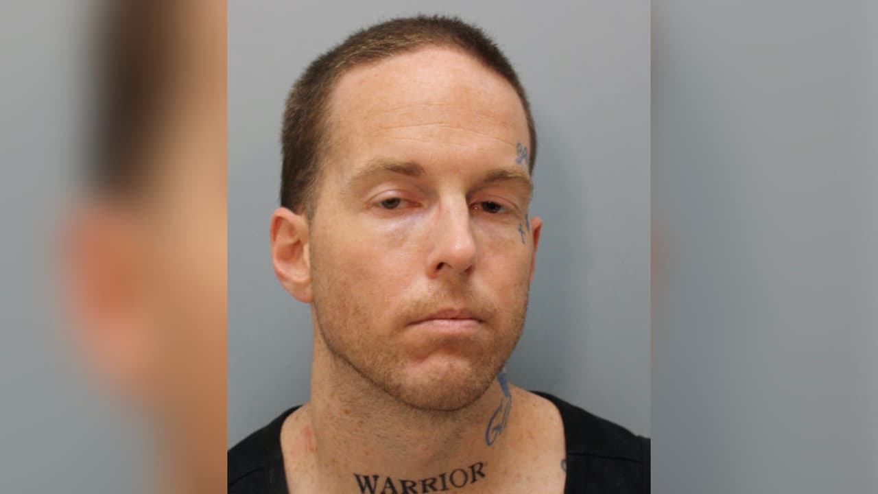 <a href="https://www.univision.com/noticias/edicion-digital/acusan-a-una-madre-y-su-novio-de-la-muerte-de-un-nino-y-el-abandono-de-tres-menores-en-un-apartamento-de-houston-video">Brian Coulter</a>, de 31 años, enfrenta cargos de de asesinato por la muerte del niño, cuyo cuerpo estaba dentro de una de las habitaciones del apartamento desde el 2020.