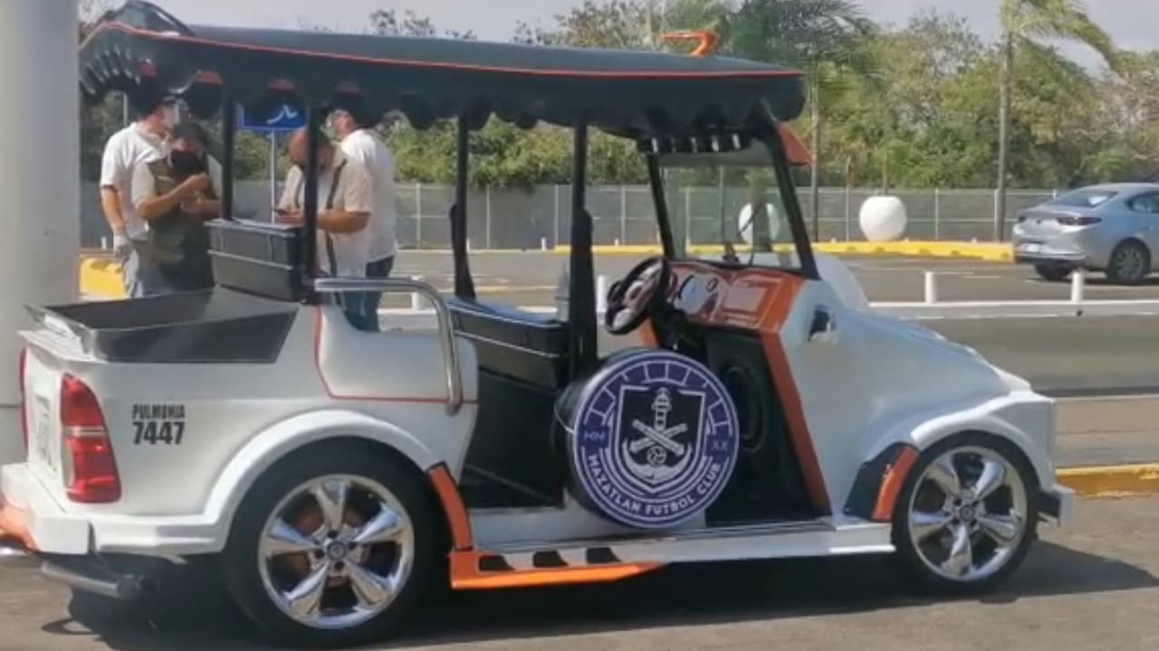 Luego de su retiro como jugador, ocupó el cargo como Director Deportivo en Guadalajara de noviembre de 2013 a septiembre de 2014.