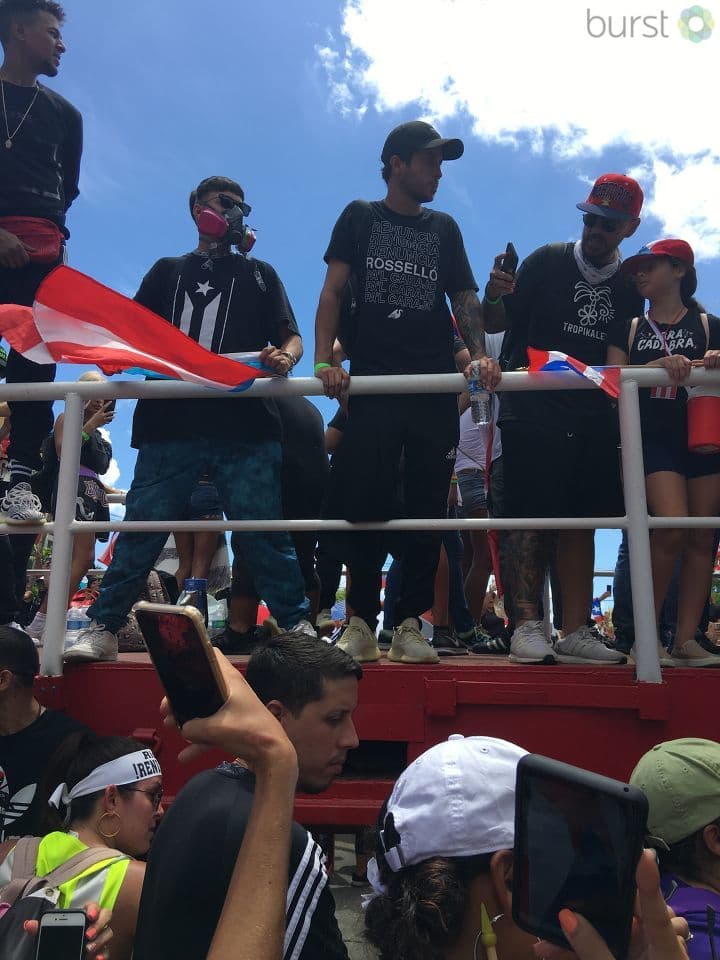 Mucha juventud en la calle.