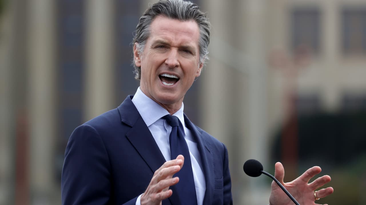 ¿En qué consiste la ley que protege a los empleados que perdieron su trabajo por la pandemia en California?