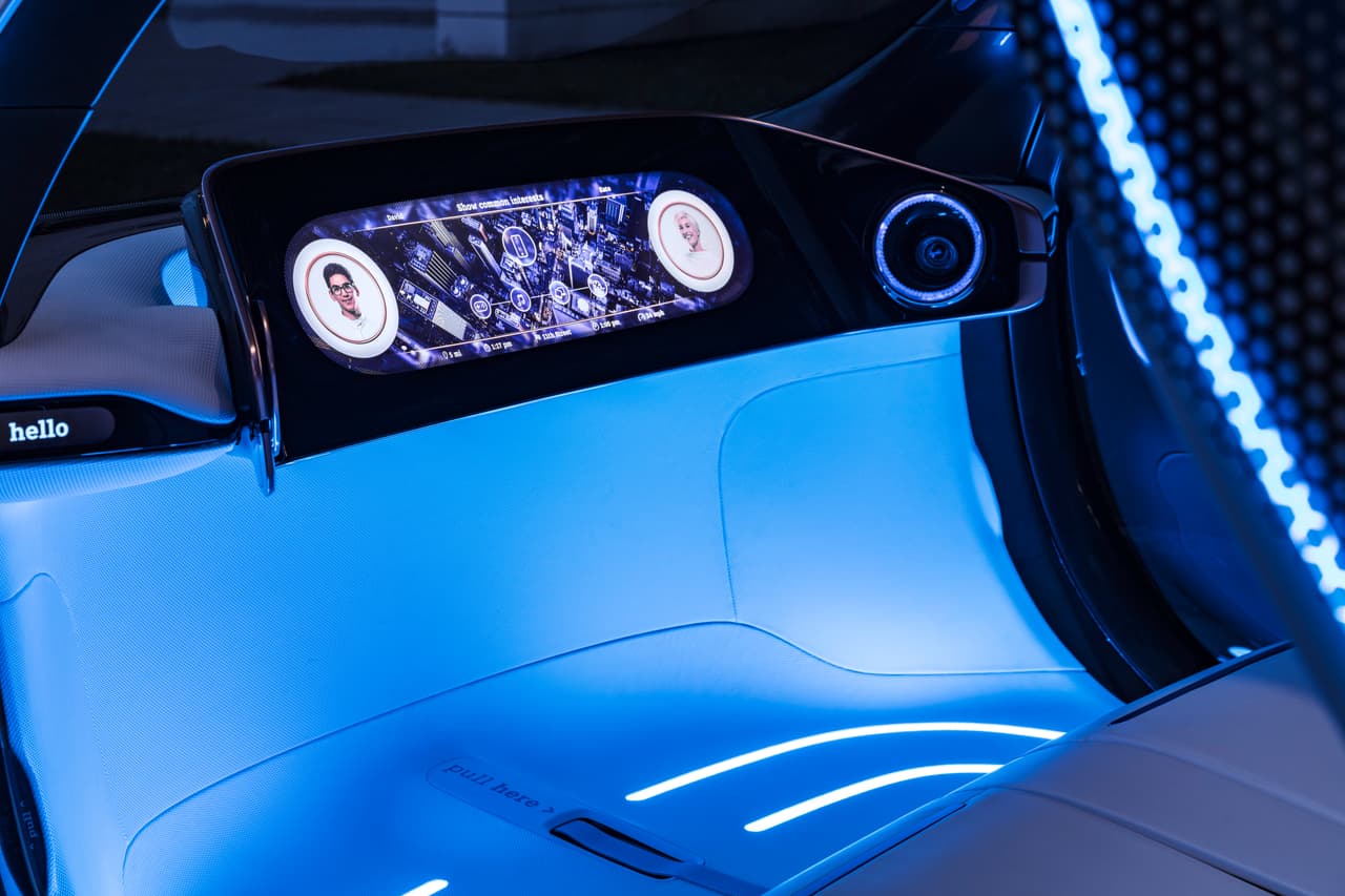 Smart dice que el sistema podrá disponer que dos personas con un destino similar compartan viajes pudiendo incluso
<b>emparejar personas con gustos e intereses similares</b>. Suena como si Mercedes-Benz y Smart podrían podrían terminar incursionando inadvertidamente en los servicios de
<b>cupido computarizado</b>.