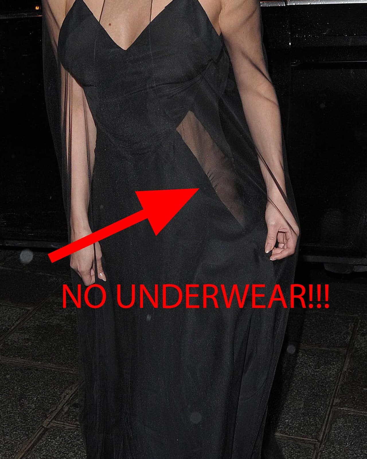 Así es! Ella se siente más cómoda sin nada debajo de sus atuendos,