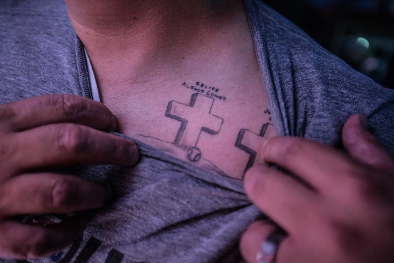 El trato a los migrantes en EEUU marcó tanto a Benavides que decidió tatuarse dos cruces con los nombres de dos de los niños muertos bajo custodia de la Patrulla Fronteriza en Estados Unidos.