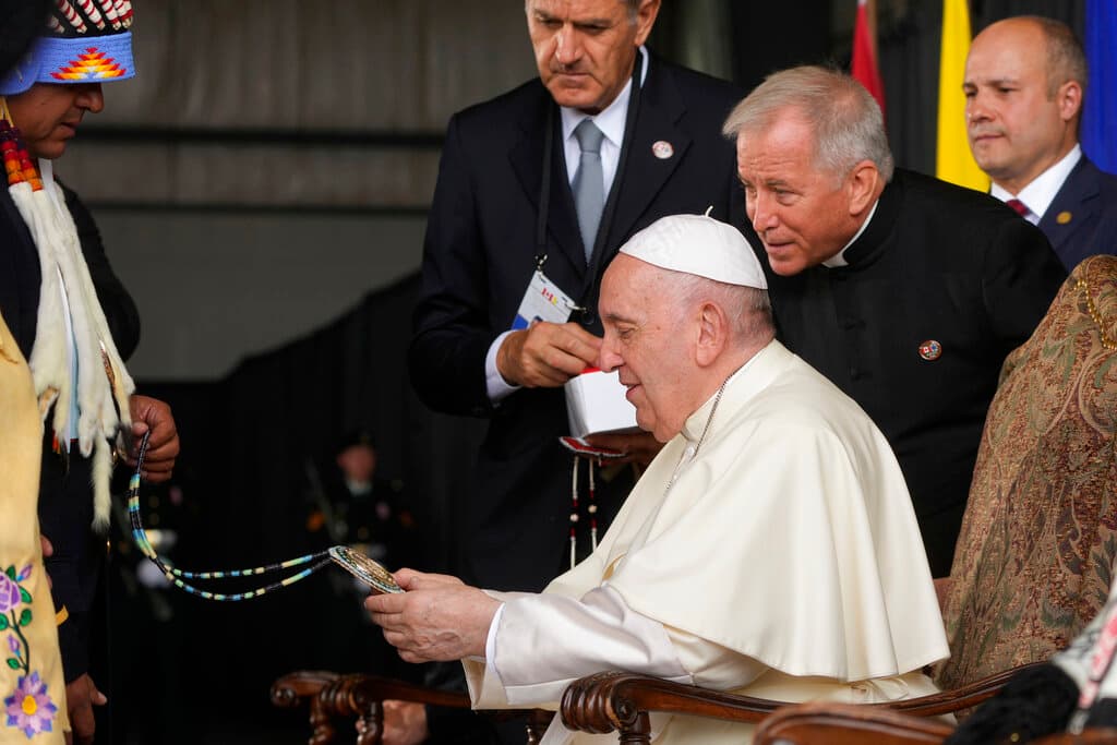 El gobierno canadiense ha admitido que el abuso físico y sexual proliferaron en las escuelas cristianas financiadas por el Estado que operaron desde el siglo XIX hasta la década de 1970. 
<br>
<br>Unos 150,000 niños indígenas fueron separados de sus familias y obligados a asistir en un esfuerzo por aislarlos de la influencia de sus hogares, lenguas y culturas nativas y asimilarlos a la sociedad cristiana de Canadá.
<br>