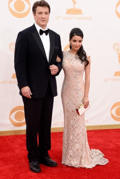 Los trajes que lucieron las damas en los Premios Emy demuestran que el arte de llamar la atención estaba concentrado en llevar y lucir cada pieza, regia, con detalles inesperados, como un toque de color o simplicidad de líneas. Telas suaves o flotantes, colores sosegados o llamativos, diseños sobrios o atrevidos. Míralos todos y ¡copia lo que más te guste!, ahora llega la temporada de fiestas y tú puedes lucir como las estrellas.