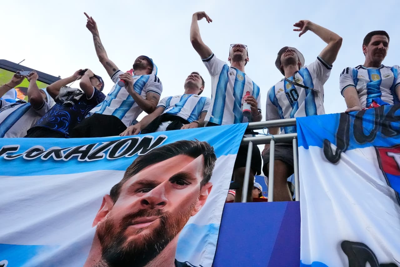 Aficionados argentinos reaccionan antes del partido de fútbol del Grupo J de la Copa del Mundo entre Argentina y Argelia en Kansas City.