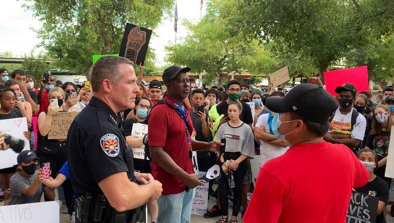 Jefe Duggan, jefe de la policía de Chandler, con manifestantes el 4 de junio. 
<br>