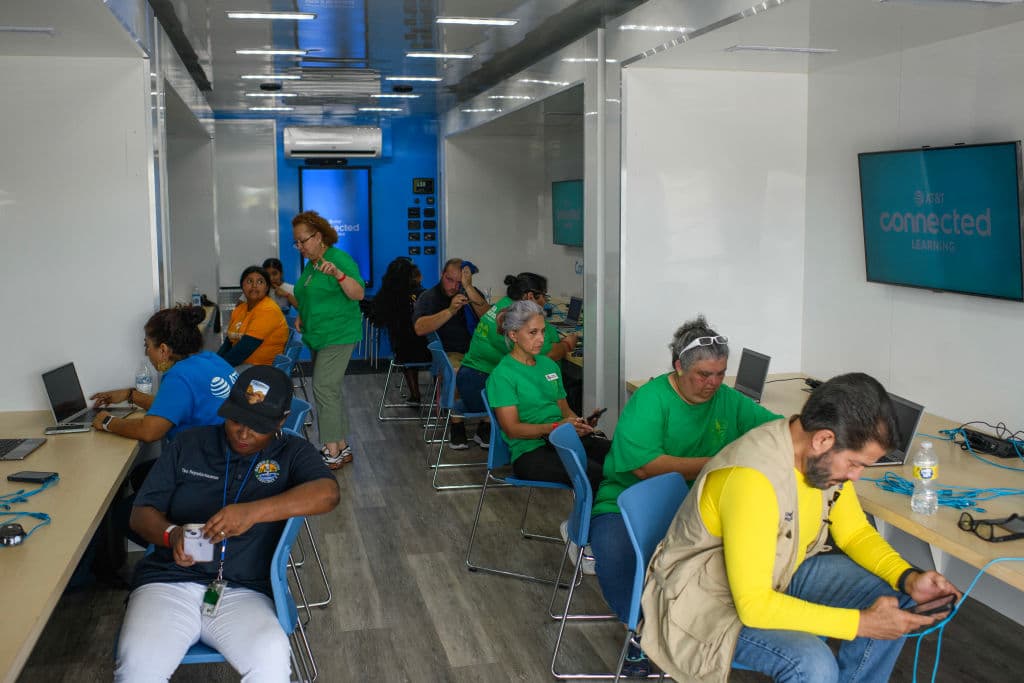 Otras personas cargaron sus aparatos electrónicos en camiones que AT&T ubicó en centros de distribución de agua y alimentos en Houston.