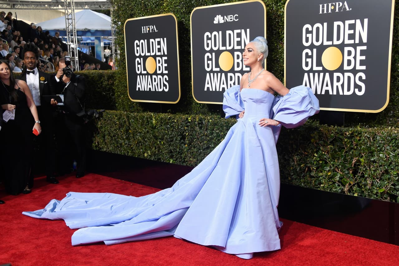 Una de las famosas más esperadas de la noche era la cantante Lady Gaga quien llegó con un vestido azul cielo de Valentino de alta costura.
