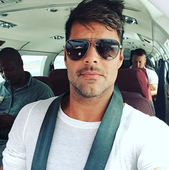 Ricky Martin no se deja ver mucho con gafas, pero claro que las utiliza.