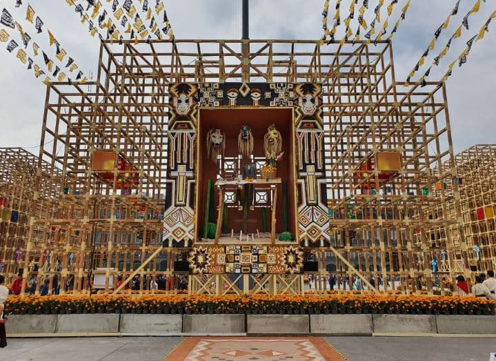El estado de Sonora también se hace presente en la monumental ofrenda con un altar tipo Yaqui, el cual está realizado con los elementos que los habitantes de esa región utilizan para recordar a sus seres queridos que ya han muerto. 
<br>