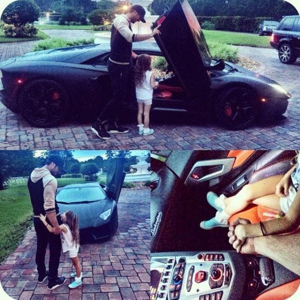 <b>William Levy</b>, actor cubano, es un amante de los autos y dentro de
<b><a href="https://www.univision.com/entretenimiento/paparazzi/william-no-se-baja-de-su-lamborghini-fotos" target="_blank">su colección</a></b> se encuentra este Lamborghini Aventador negro mate.