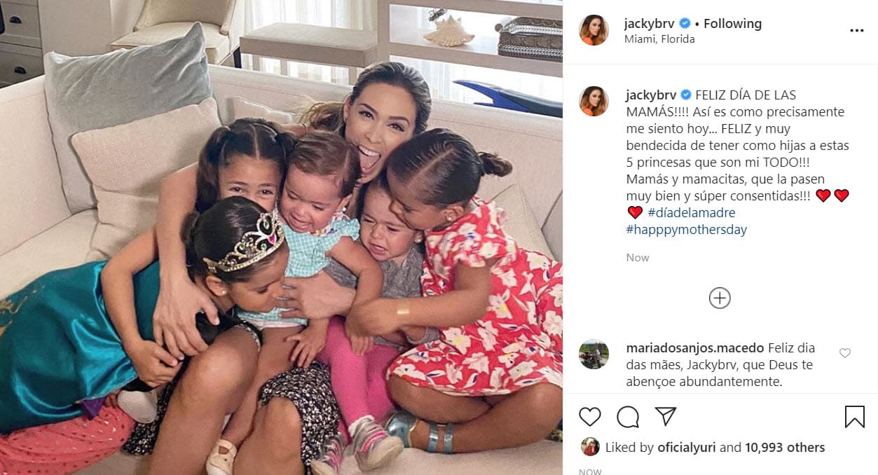 <b><a href="https://www.univision.com/temas/jacqueline-bracamontes" target="_blank">Jacqueline Bracamontes</a></b> celebró con 
<b><a href="https://www.instagram.com/p/CAAt4y3HQKb/" target="_blank">esta imagen</a></b> junto a sus cinco hijas en donde quedó en evidencia la emoción por este día: "¡Feliz día de las mamás! Así es como precisamente me siento hoy: ¡feliz y muy bendecida de tener como hijas a estas 5 princesas que son mi todo! ¡Mamás y mamacitas, que la pasen muy bien y súper consentidas!"
<br>
