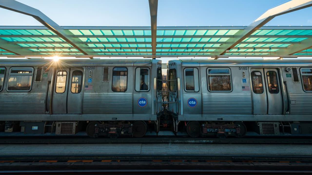 Encuentran a un hombre muerto en la Línea Azul de CTA