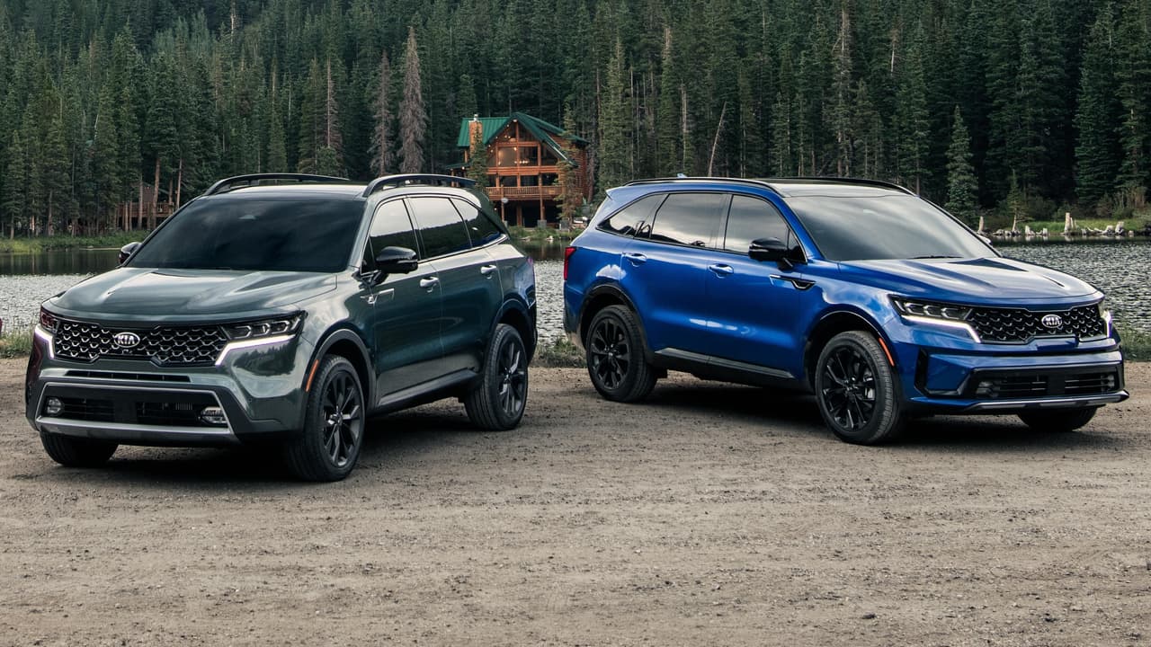 La nueva Sorento está construida sobre una versión reciente de la plataforma N3 que es más liviana, fuerte y flexible que las anteriores. Este cambio permite que la distancia entre sus ejes incremente en 1.4 pulgadas (3.5 cm), lo que a la vez se traduce a un mayor espacio para la cabina y una dinámica de conducción mejorada.