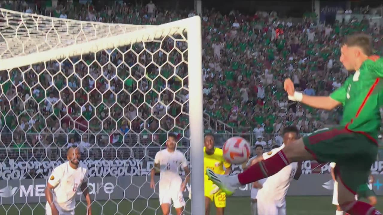 ¡No puede ser! Santi Giménez deja ir una muy clara sobre el medio tiempo