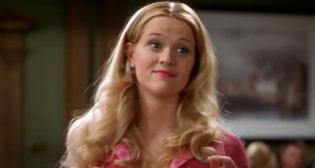 En 'Legalmente rubia' Witherspoon interpretó a Elle Woods, una chica hermosa que es tomada por tonta debido a su apariencia. Para demostrar que es más que una cara bonita, decide ingresar a la facultad de derecho de Harvard y gracias a su habilidad en los litigios, termina resolvieron un caso de homicidio y pronunciando el discurso de graduación de su generación.