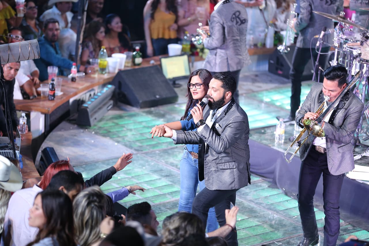 Algunas de las mujeres que asistieron al palenque pudieron bailar de cerquita con los vocalistas.