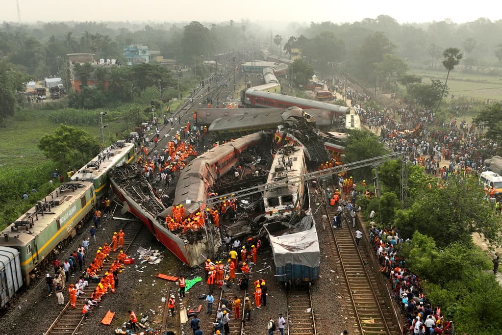 Atribuyen a una falla de señalización el descarrilamiento de trenes que dejó cientos de muertos en India