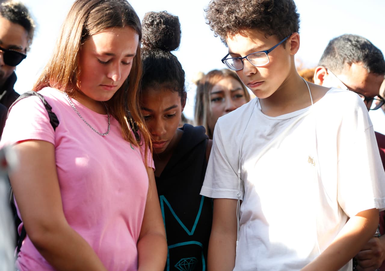 En el momento de su muerte, XXXTentacion estaba a la espera de juicio por golpear a su ex pareja, Geneva Ayala, y tenia cargos de robo por invasión de vivienda y agresión con arma de fuego en un caso separado.