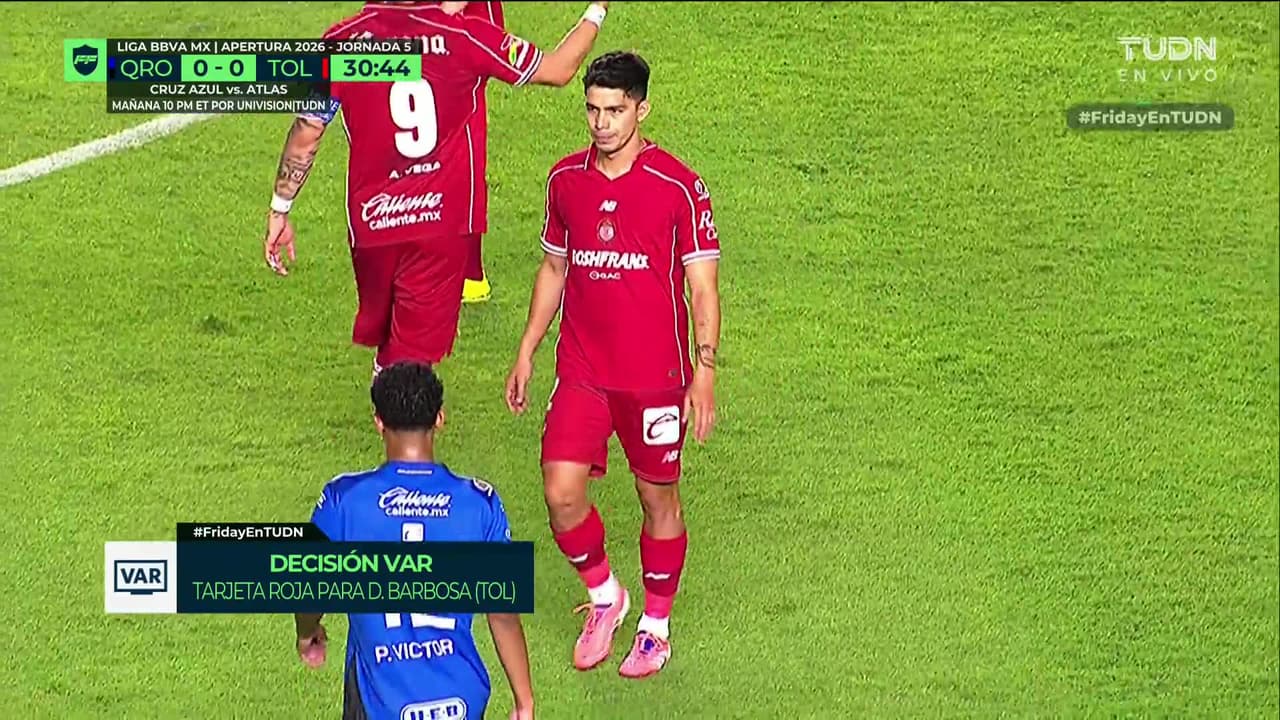¡Expulsión! El árbitro saca la roja directa a Diego Barbosa.