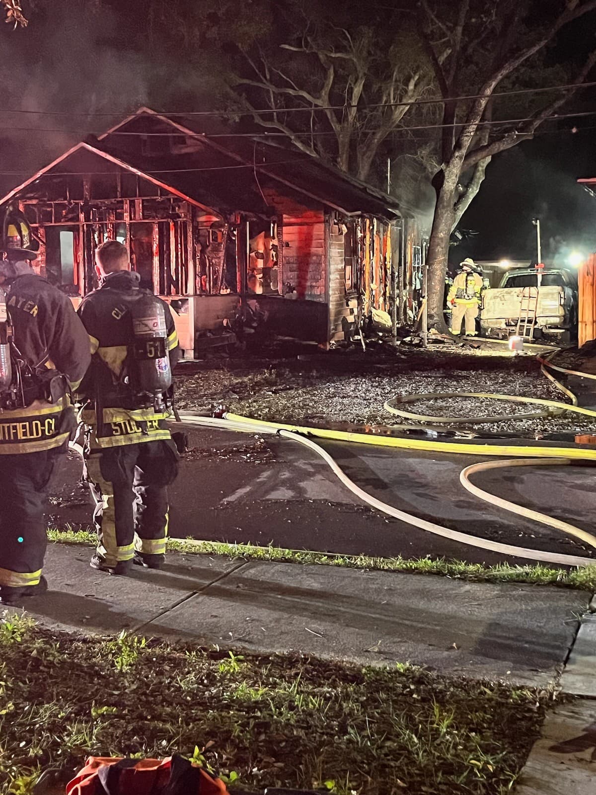Los bomberos acudieron al lugar y evitaron que el fuego se esparciera a otras viviendas de la zona.