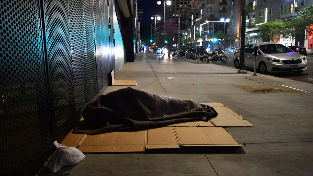 Alojar a personas sin hogar en hoteles: la propuesta que votará Los Ángeles para frenar una crisis en sus calles 