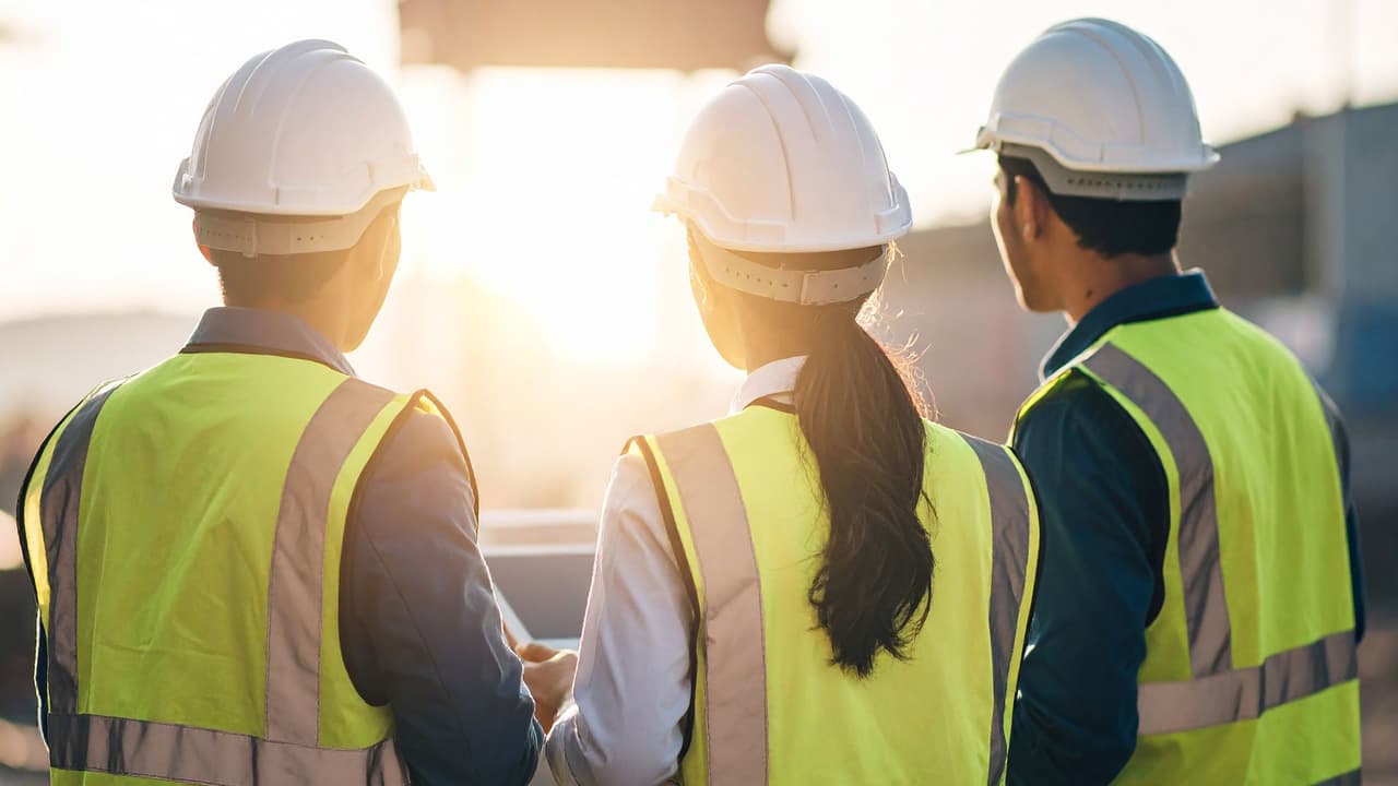 <h3 class="cms-H3-H3">Dónde es obligatorio en Texas </h3>
<br>Actualmente,
<b>E-Verify no aplica para todas las empresas privadas.</b> A agosto de 2025, la obligación se limita a: Dependencias del Estado de Texas y universidades públicas. Contratistas y subcontratistas que trabajan con el estado. Contratistas federales, que ya tenían esta regla a nivel nacional.
<br>La mayoría de las empresas privadas en Texas
<b>pueden usarlo de manera voluntaria.</b>
<br>Este año la Legislatura estatal intentó expandirlo,
<b>pero la propuesta no avanzó.</b>