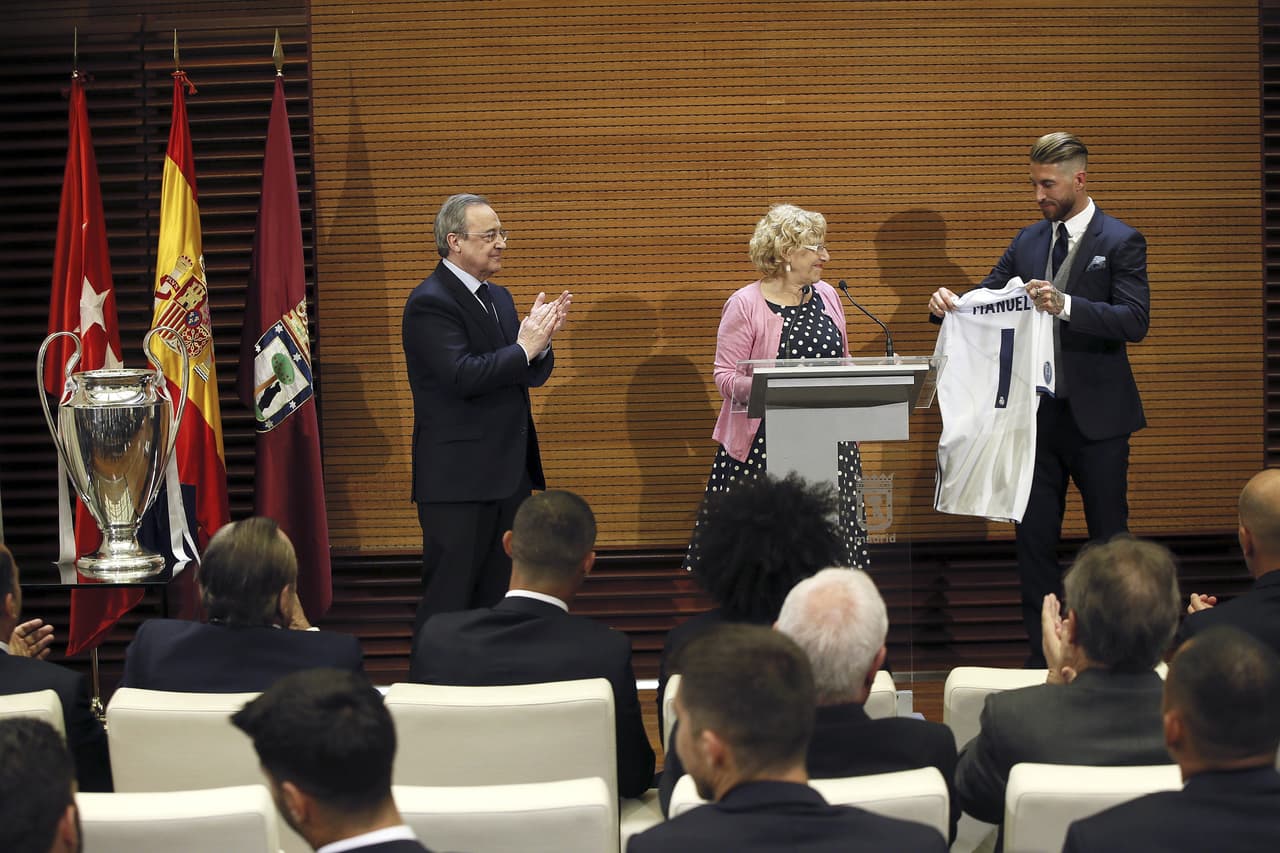 Nuevamente, Florentino Pérez y Sergio Ramos le entregaron una camiseta conmemorativa a Manuela Carmena, Alcaldesa de Madrid, al tiempo que le compartieron la Copa.