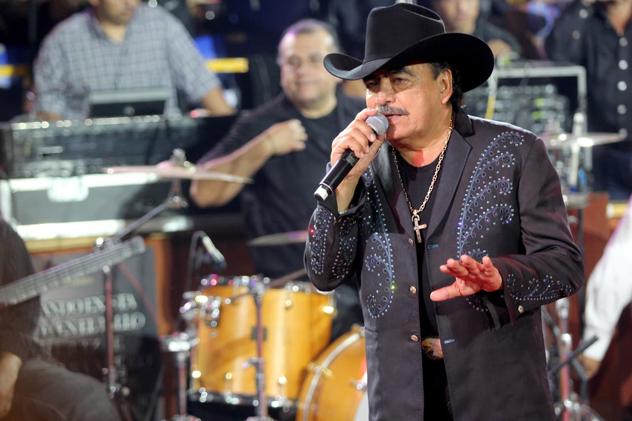 <b>Joan Sebastian</b> falleció el 13 de julio del 2015 a los 64 años, a causa del cáncer en los huesos.