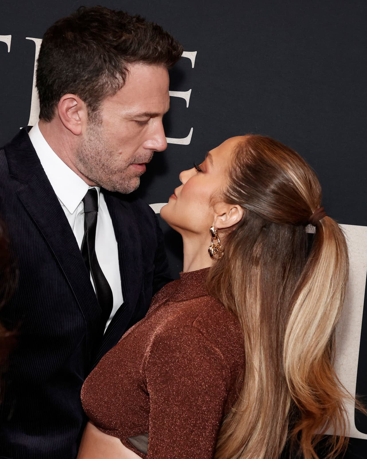 La pareja sacó 'chispas' ante todos al mostrarse muy cariñosos mientras los fotografiaban. Hubo un momento en que 
<b><a href="https://www.univision.com/famosos/jlo-besando-a-ben-affleck-fotos" target="_blank">unieron sus labios para un apasionado beso</a></b> cuya imagen fue publicada en medios como el Daily Mail. 
<br>