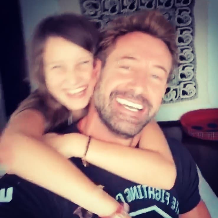 Sin embargo, el actor 
<b><a href="https://www.univision.com/shows/el-gordo-y-la-flaca/gabriel-soto-dice-en-television-que-trabajar-no-es-un-sacrificio-para-geraldine-bazan-sino-una-eleccion-video">recalcó, nuevamente, que él la apoya económicamente,</a></b> por lo que Geraldine Bazán no tiene que buscar un trabajo con urgencia para mantenerse a diario junto a sus dos hijas.