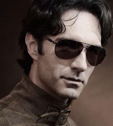 ¿Será que el cantante cambiará el micrófono por los melodramas?