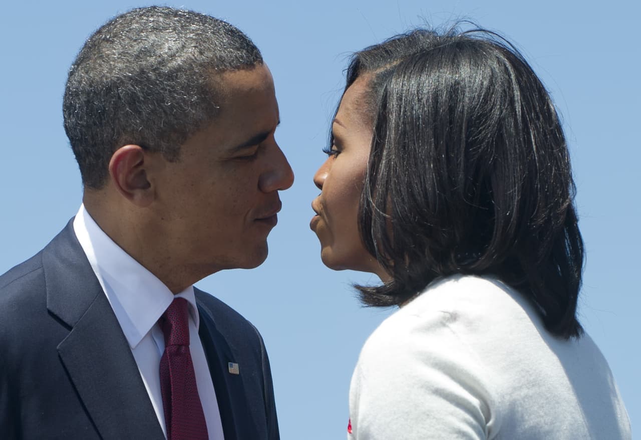 Mirarse a los ojos, cuando estaban hablando en público, cuando iban juntos a los discursos, es como su estrategia secreta para develarle al otro su complicidad, su cercanía, su apoyo mutuo. “Si la miras a los ojos, verás una cierta vulnerabilidad", confesó alguna vez Barack Obama dejando claro que son una de esas parejas que sencillamente se mira a los ojos.