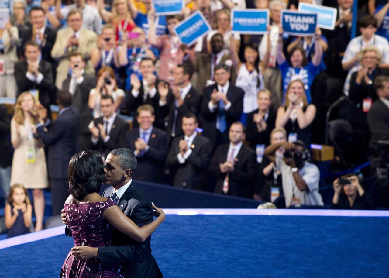 Bailar juntos, vestir las mejores galas para el mundo pero también para ellos mismos es algo que delata una vívida intimidad, un amor que a pesar de los años sigue pasando por el cuerpo.