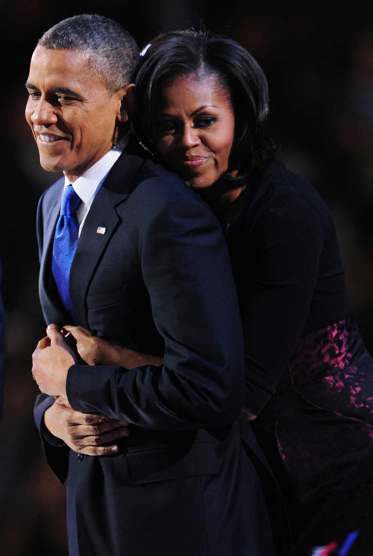 Este es el genuino abrazo que le dio Michelle Obama a su marido después del discurso de aceptación en 2012 tras ser reelegido como Presidente. (ROBYN BECK/AFP/Getty Images)