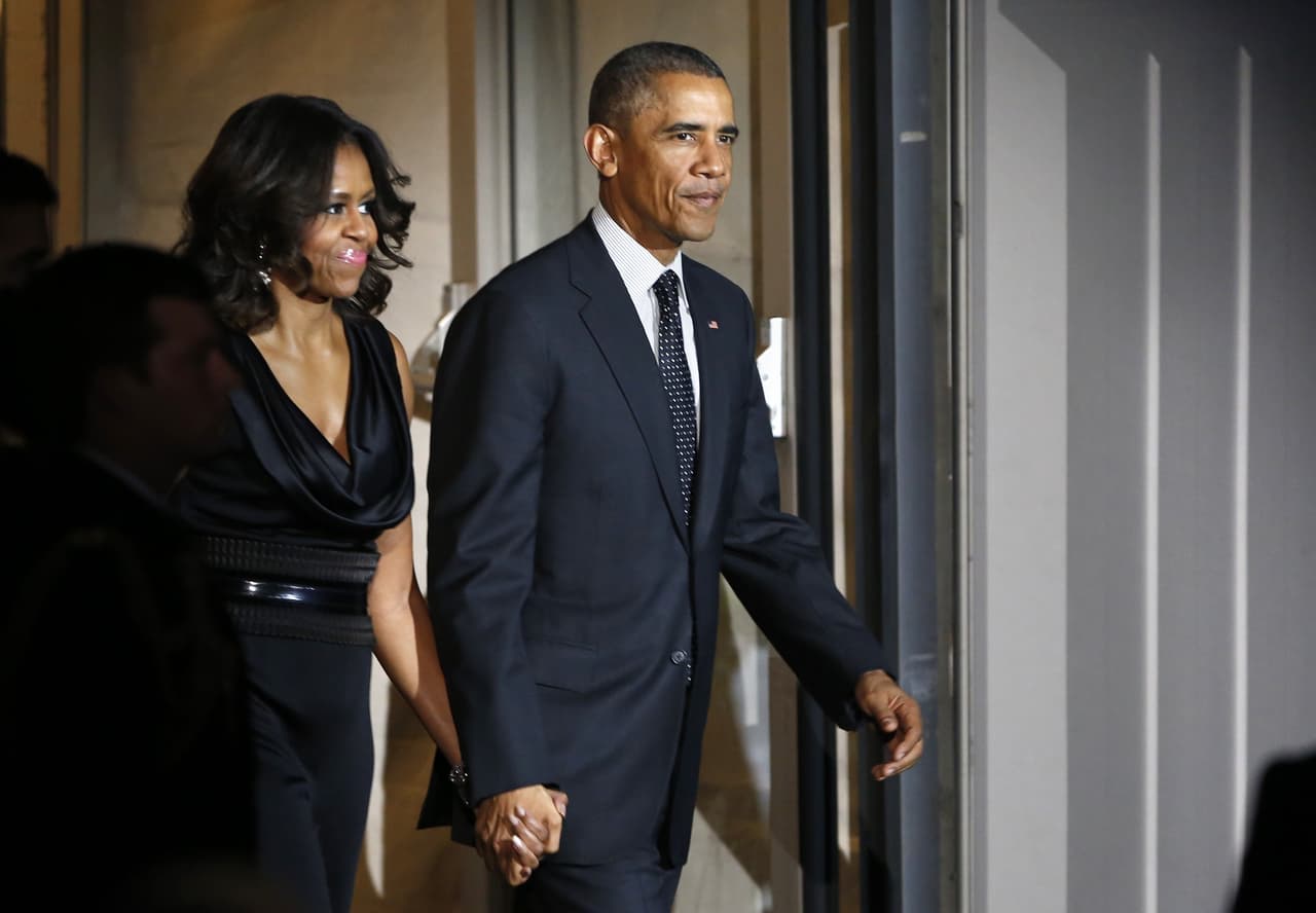 Desde el gesto más sencillo como caminar siempre tomados de la mano en los eventos públicos, mostrándose en una cierta intimidad aún cuando el mundo los estuviera observando fue, como dicen los expertos, jugar el amor en los detalles pequeños. "Nuestro amor nació de la amistad", es algo que la pareja ha repetido en varias ocasiones en los medios, y que parece reafirmarse en la manera como caminan por la vida, como verdaderos compañeros. (YURI GRIPAS/AFP/Getty Images)