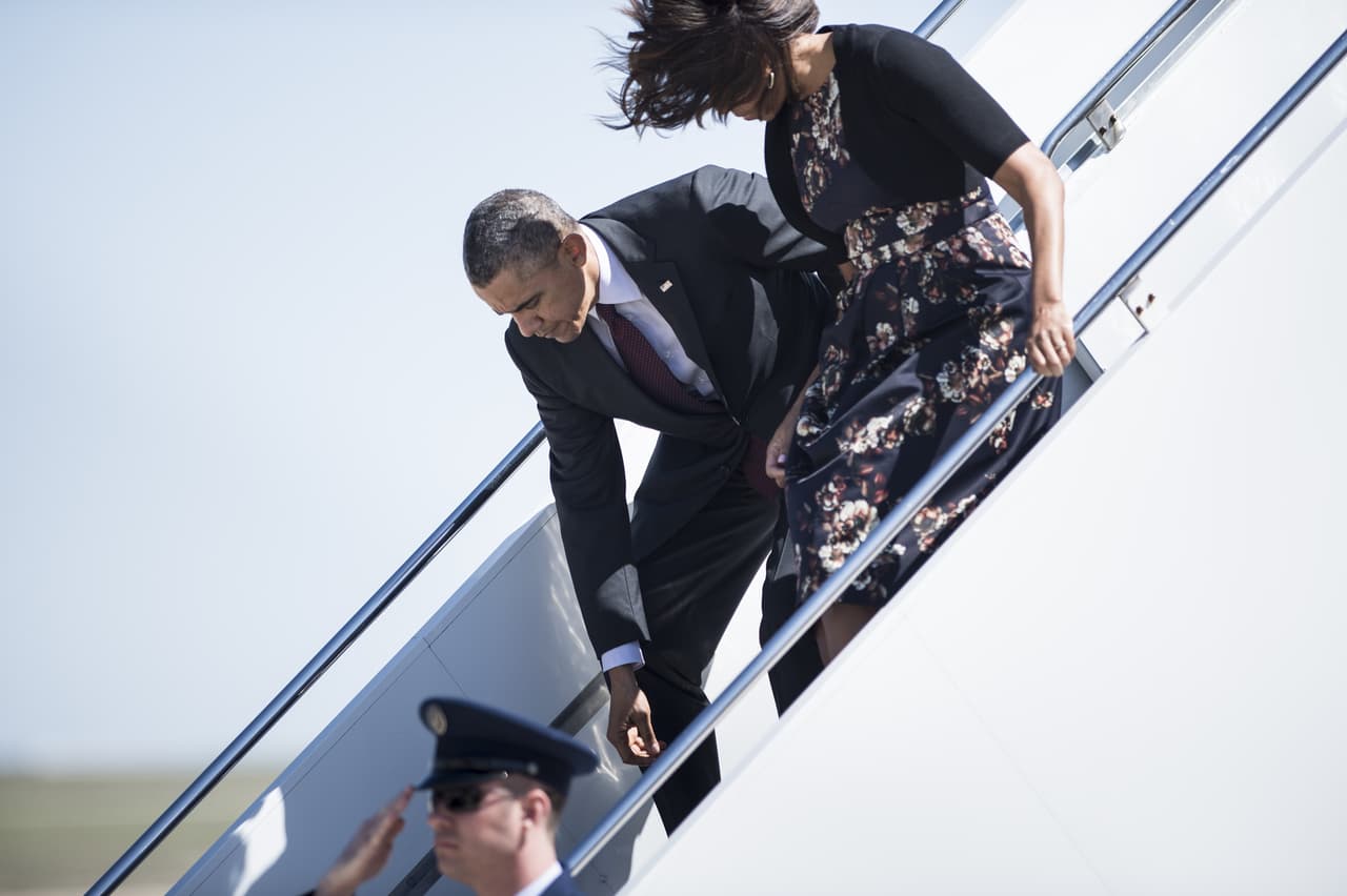 No importa en que escala de poder estés, el amor caballerezco, ese de hombres nobles que cuidan a sus mujeres es uno que Barack Obama ha practicado a lo largo de sus 24 años de vida matrimonial. Bajando del avión presidencial, se ha visto a Barack Obama recoger objetos que Michelle ha dejado caer (como en su aterrizaje en 2014 en Texas) o ayudándole a que su falda no se eleve ante el viento como ocurrió en el aeropuerto Internacional de Austin. (BRENDAN SMIALOWSKI/AFP/Getty Images)