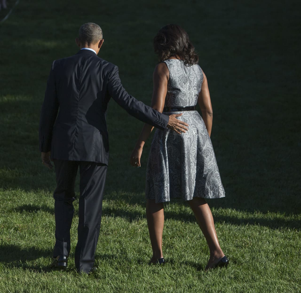 Las sutiles caricias que se dan entre ellos hablan de cómo en el amor cotidiano no se puede subestimar el poder del contacto físico. Hay una gentileza siempre en la manera como interactúan en las situaciones más anodinas. (Photo credit should read CHRIS KLEPONIS/AFP/Getty Images)