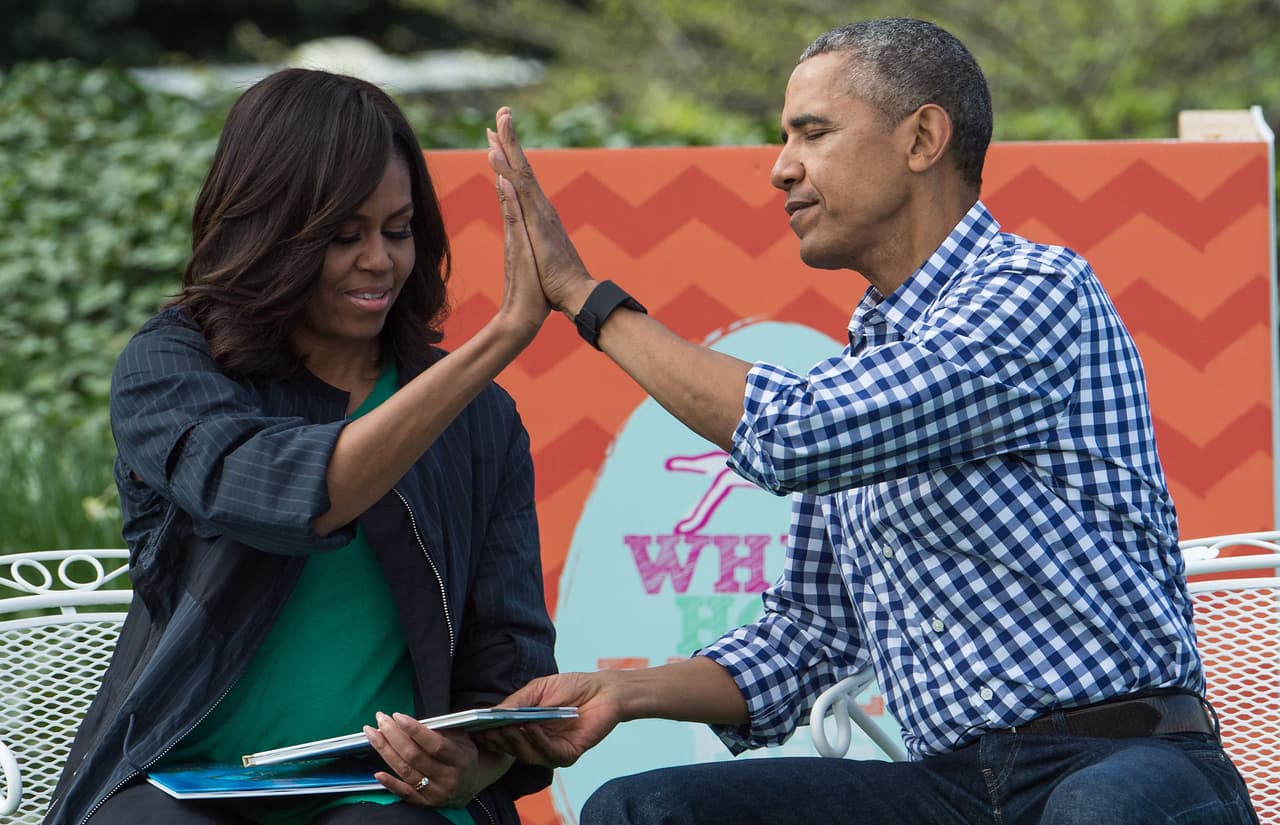 A pesar de las apretadas agendas, de las relevantes decisiones que a diario debía hacer el Presidente de Estados Unidos, la pareja siempre tuvo tiempo para hacer cosas juntos, para divertirse y despreocuparse de los asuntos de la política (como lo hicieron múltiples veces leyendo libros infantiles a los niños que visitaban la Casa Blanca). "Tratamos de tener nuestras citas nocturnas, a pesar de la ambulancia y los veinte motociclistas que nos siguen", ha admitido con gracia Michelle Obama. (NICHOLAS KAMM/AFP/Getty Images)