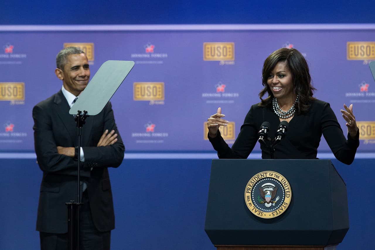 "He tomado la decisión de ponerme a mi misma como prioridad en la lista y decir sí, puedo tomar decisiones que me hacen feliz y que beneficiarán a mis hijos, mi esposo y mi salud mental", ha profesado Michelle Obama como lema vital, uno que sin duda ha hecho que ella se revele como una mujer empoderada, que se ocupa de sus asuntos más allá de sus funciones como esposa y madre y que además despierta la admiración de su marido. Esta mirada de beneplácito y complicidad que le lanzó el presidente en mayo de 2016, mientras la Primera Dama hablaba en un show cómico en la base aérea de Andrews habla por si sola. (Photo by Drew Angerer/Getty Images)