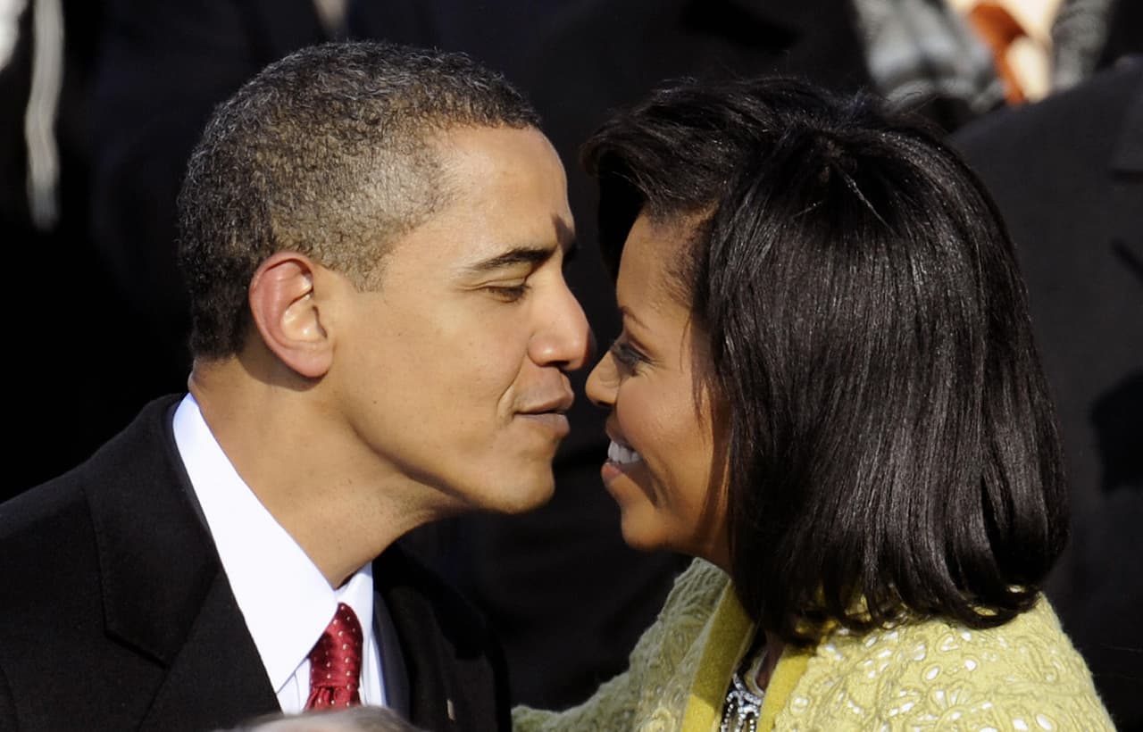 "No hay juegos con él, él es quien aparenta ser. Me siento muy afortunada como mujer de tener un esposo que me ama y me lo demuestra todos los días", le dijo Michelle Obama a ‘Prevention’. Ese amor se ha manifestado diariamente desde esta emblemática escena, cuando en enero 20 de 2009, lo primero que ocurrió después de jurar como el 44 Presidente de los Estados Unidos, fue que Barack Obama besó a su esposa.