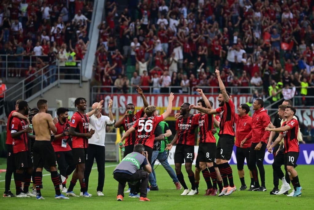 El Milan logró un importante victoria por 2-0 sobre el Atalanta y quedó muy cerca de conseguir el título de la Serie A de italia. Los goles en el segundo tiempo de Rafael Leao y de Theo Hernández, este último de gran factura, dejaron a los milanistas a un triunfo en la última jornada de coronarse campeones.
