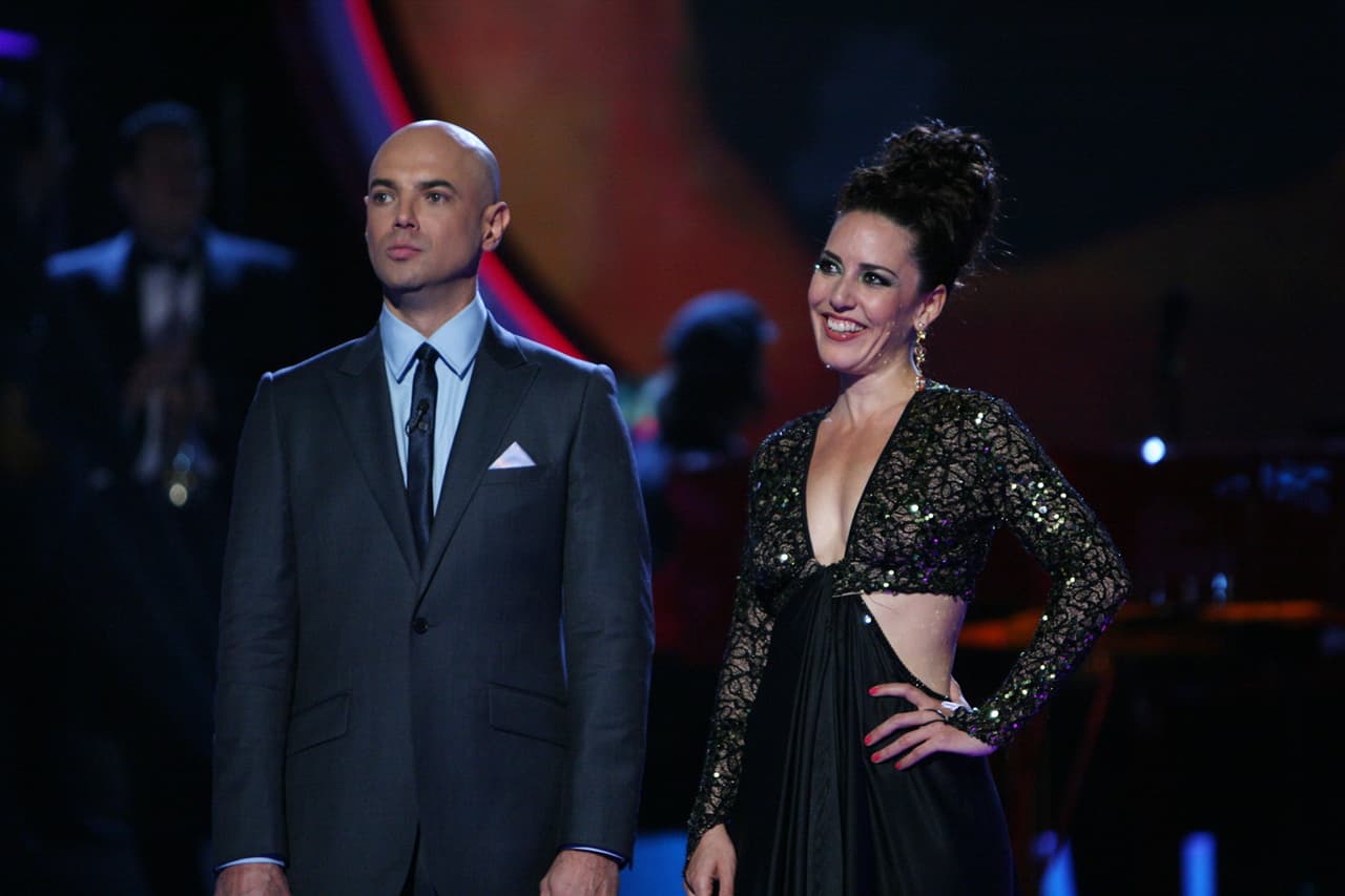 La canción tuvo que ser cambiada, pese a la molestia de 'Poty' Castillo. Cuando Stephanie se presentó en el escenario y fue cuestionada sobre su decisión, dijo: "Mejor me lo traen y ya bailamos juntos”.