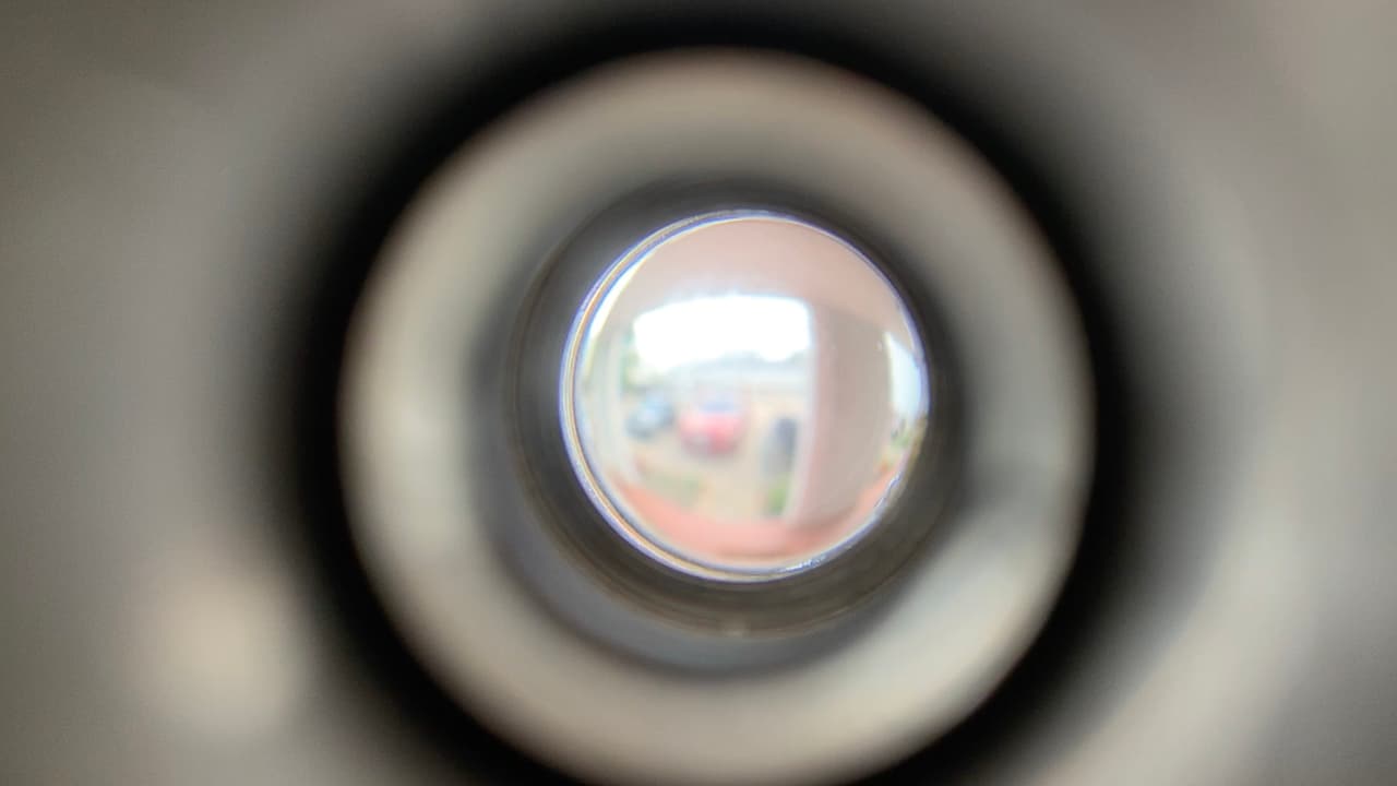 El oficial Robles recomienda que las personas tomen su tiempo para investigar y asegurarse de que sean oficiales verdaderos por lo que no hay prisa de abrir la puerta.