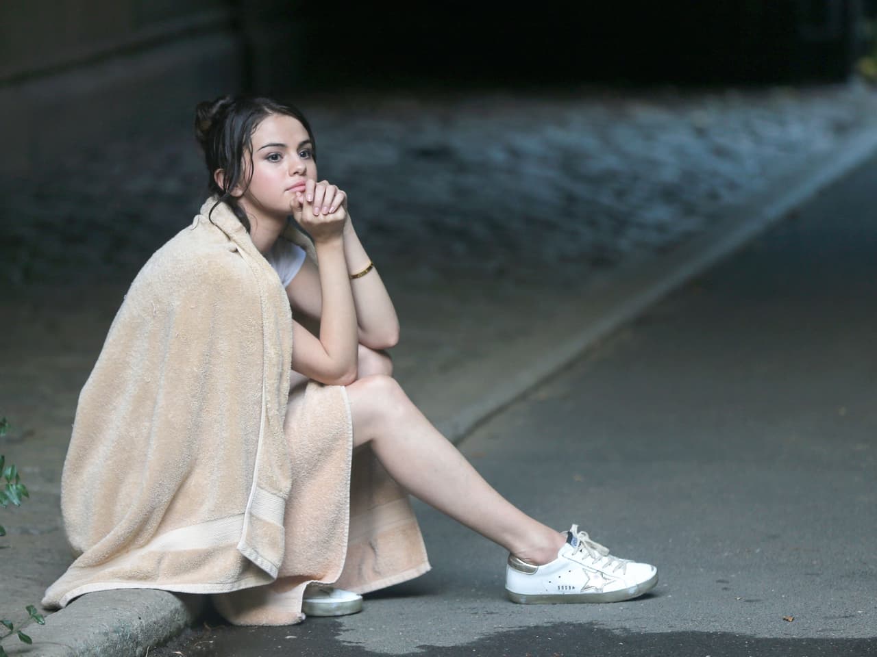 "Estoy muy asustada", le confesó Selena Gómez a su amiga y donante Francia Raísa minutos antes de que la sometieran de emergencia a una segunda cirugía.